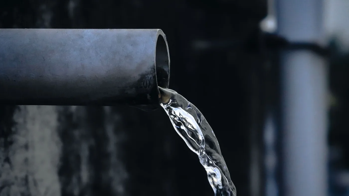 Water dat onder druk uit een afvoerbuis stroomt